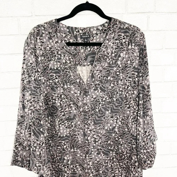Torrid Gray Print Tab Sleeve Harper Blouse Women's Plus Size 4X - Picture 3 of 10